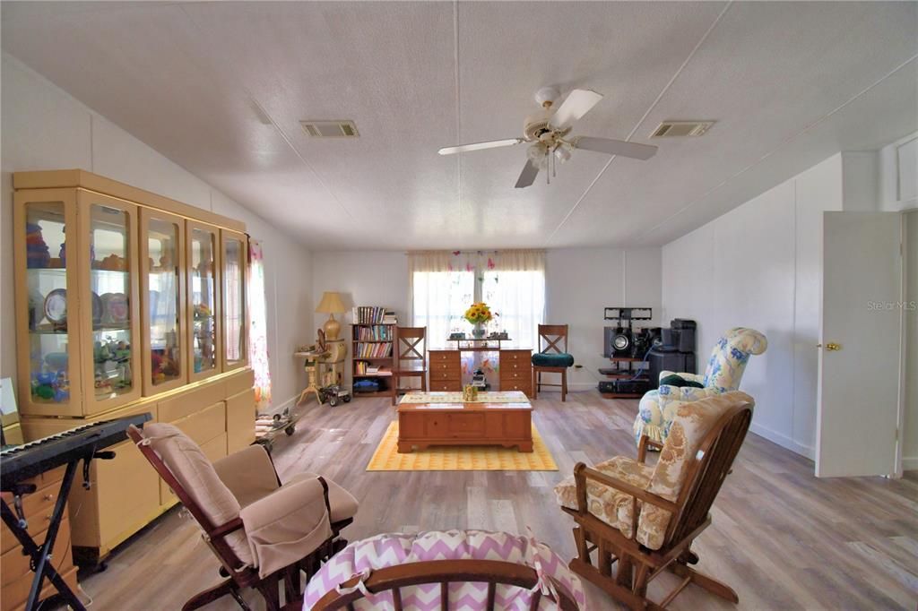 На продажу: $380,000 (4 спален, 2 ванн, 2432 Квадратных фут)