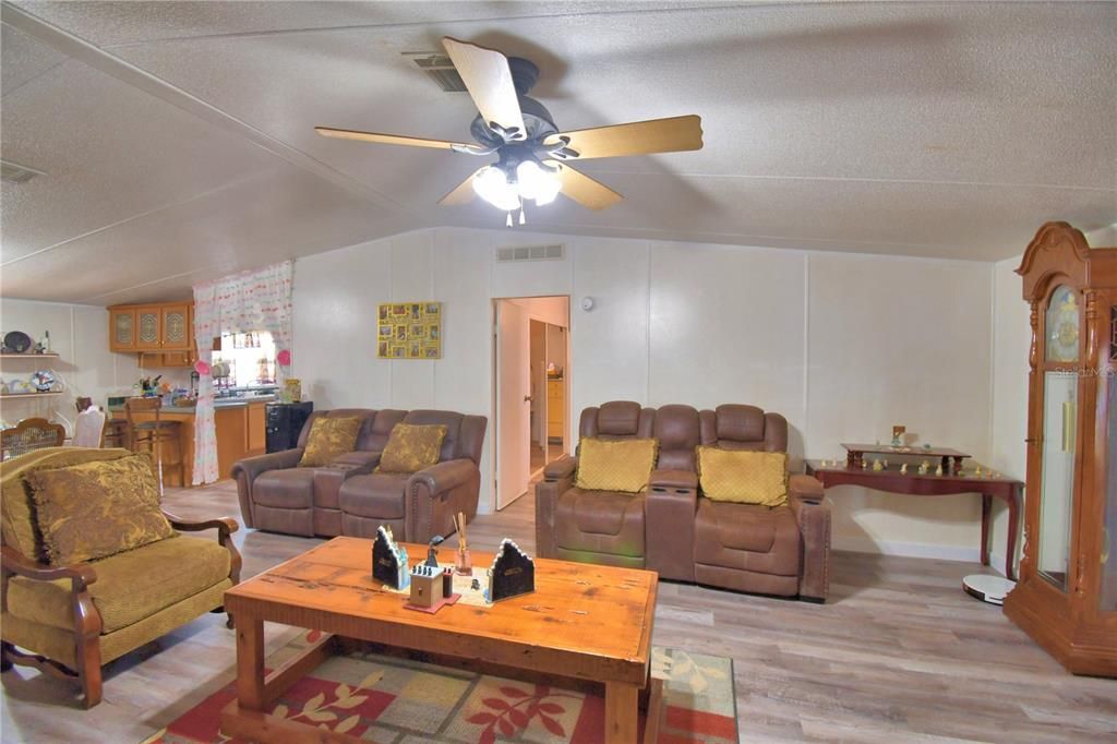 На продажу: $380,000 (4 спален, 2 ванн, 2432 Квадратных фут)