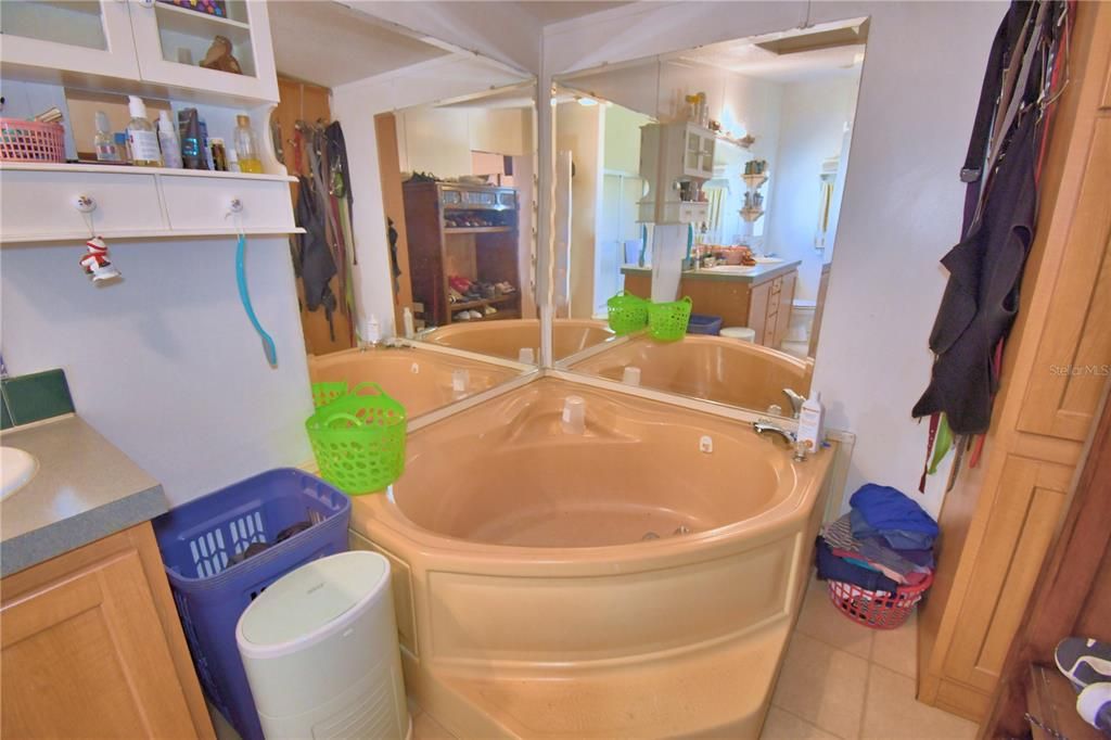 На продажу: $380,000 (4 спален, 2 ванн, 2432 Квадратных фут)