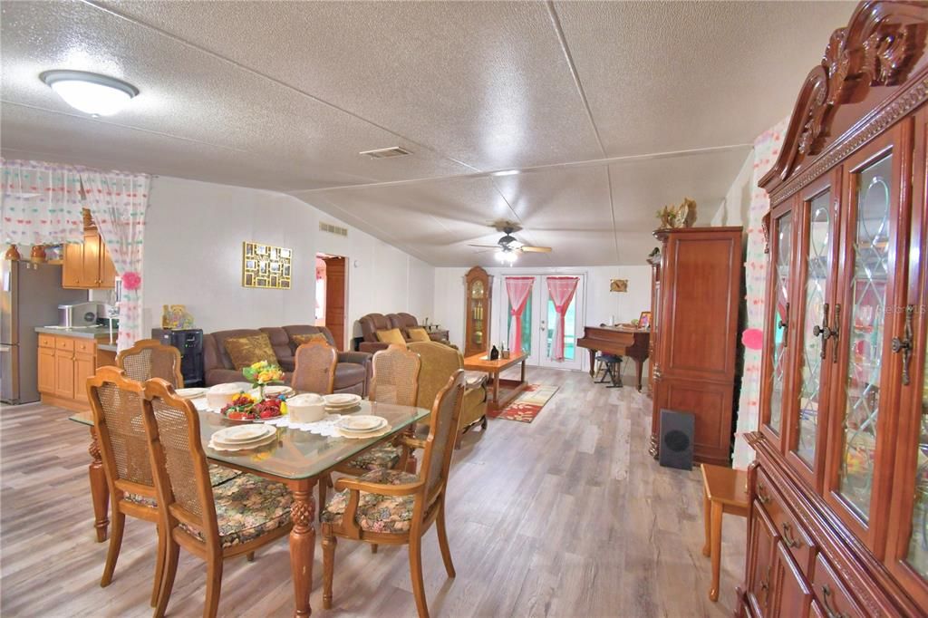 На продажу: $380,000 (4 спален, 2 ванн, 2432 Квадратных фут)