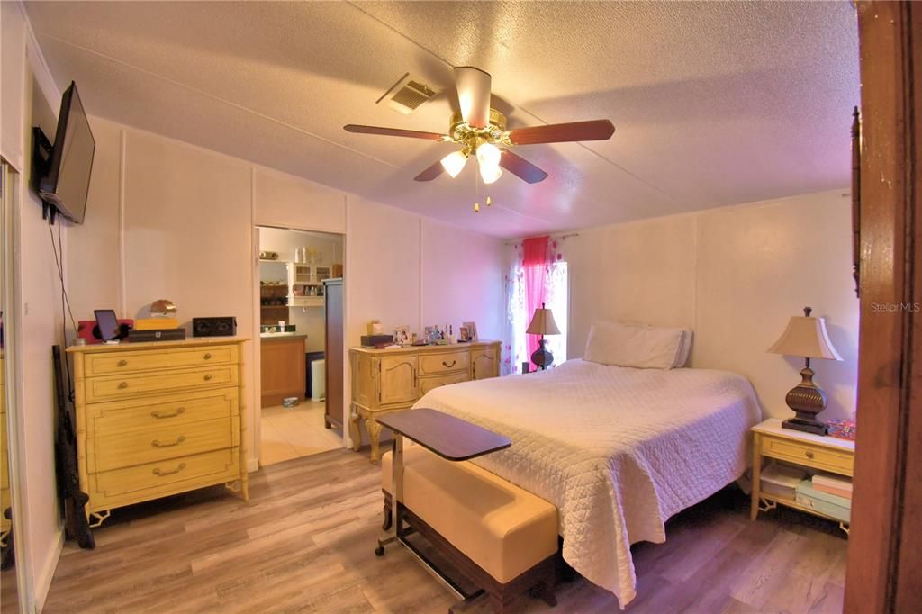 На продажу: $380,000 (4 спален, 2 ванн, 2432 Квадратных фут)