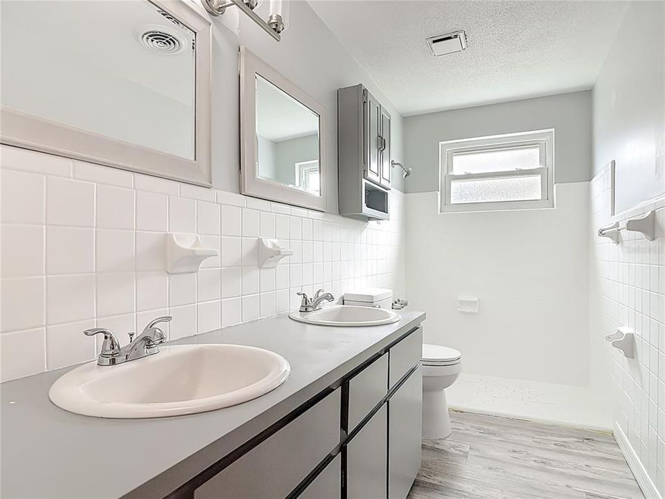 Active With Contract: $384,900 (3 beds, 2 baths, 1778 Square Feet)