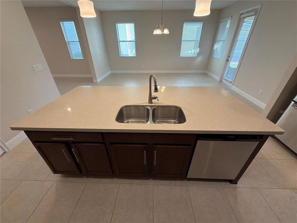 合同活跃: $3,000 (3 贝兹, 2 浴室, 2426 平方英尺)