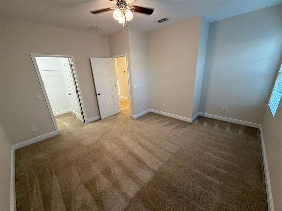 合同活跃: $3,000 (3 贝兹, 2 浴室, 2426 平方英尺)