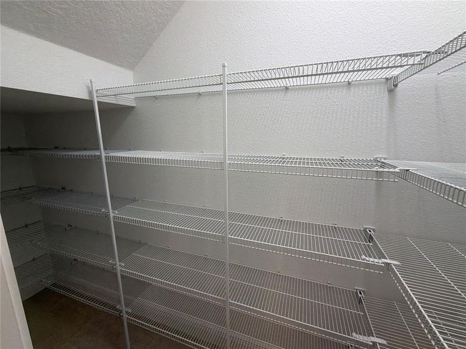 合同活跃: $3,000 (3 贝兹, 2 浴室, 2426 平方英尺)