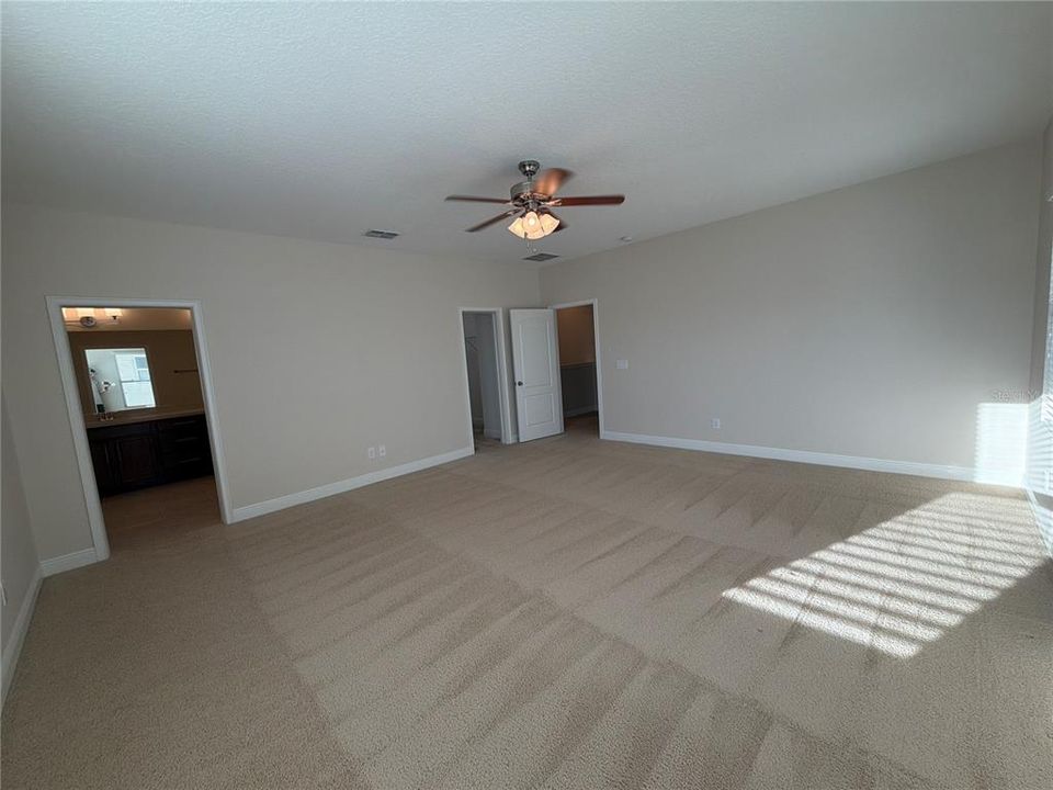 合同活跃: $3,000 (3 贝兹, 2 浴室, 2426 平方英尺)