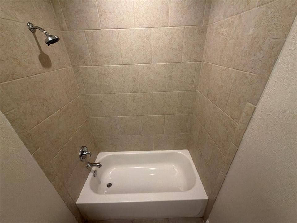 合同活跃: $3,000 (3 贝兹, 2 浴室, 2426 平方英尺)