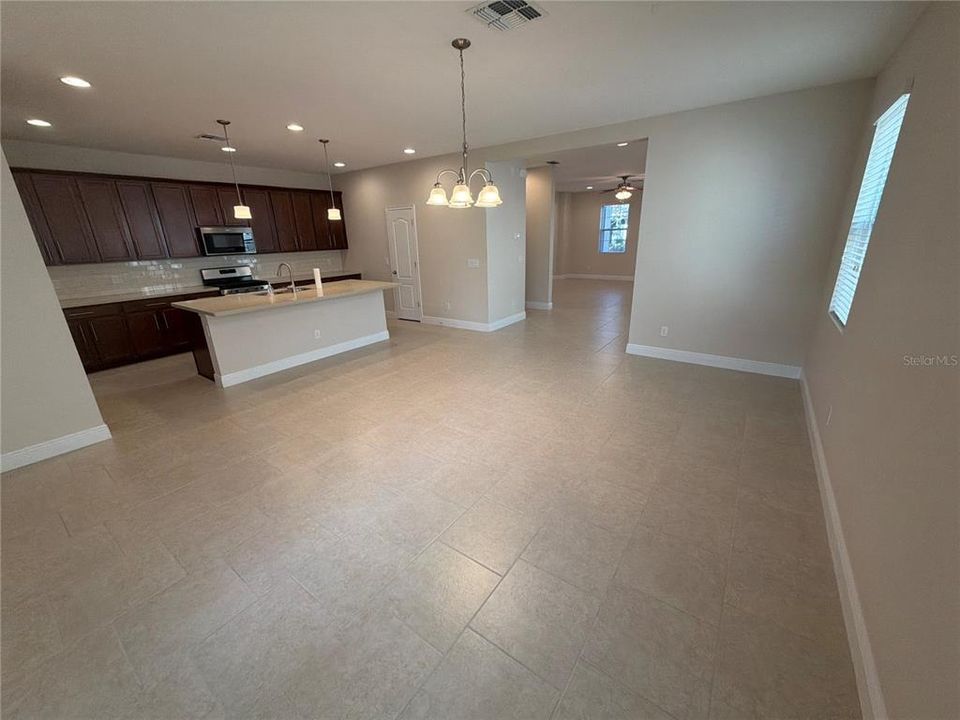 合同活跃: $3,000 (3 贝兹, 2 浴室, 2426 平方英尺)