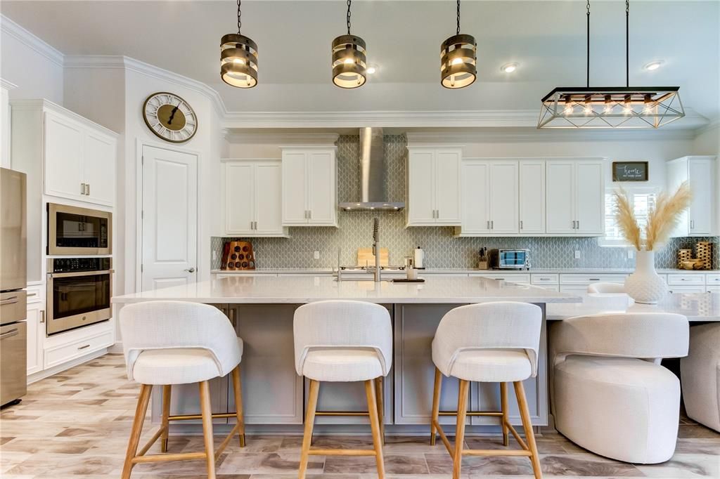 Activo con contrato: $1,229,900 (4 camas, 4 baños, 3138 Pies cuadrados)