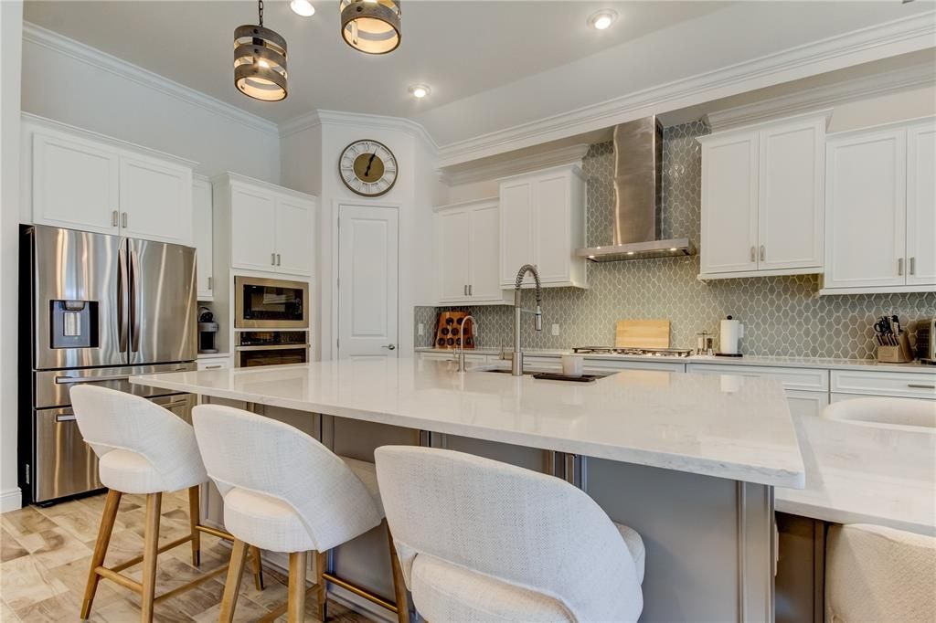 Activo con contrato: $1,229,900 (4 camas, 4 baños, 3138 Pies cuadrados)