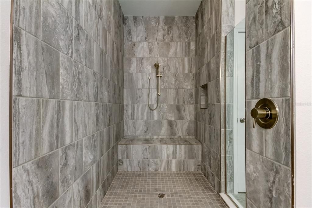 Activo con contrato: $1,229,900 (4 camas, 4 baños, 3138 Pies cuadrados)