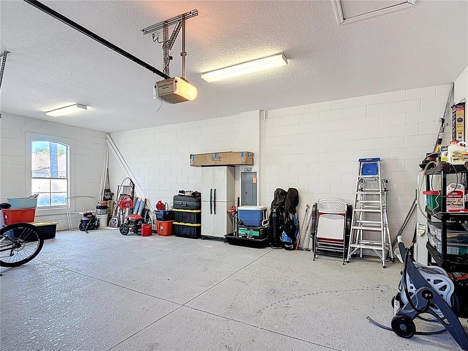 En Venta: $647,000 (4 camas, 3 baños, 2724 Pies cuadrados)