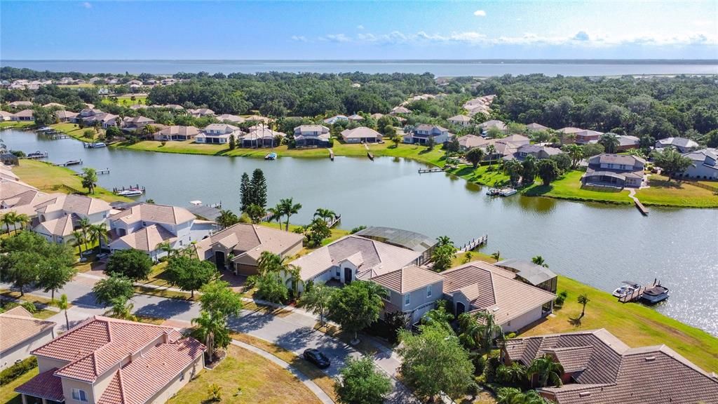 En Venta: $647,000 (4 camas, 3 baños, 2724 Pies cuadrados)