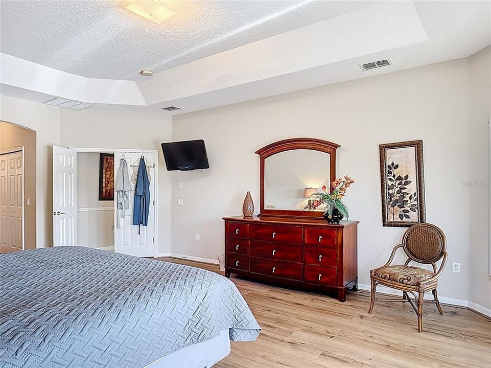 En Venta: $647,000 (4 camas, 3 baños, 2724 Pies cuadrados)