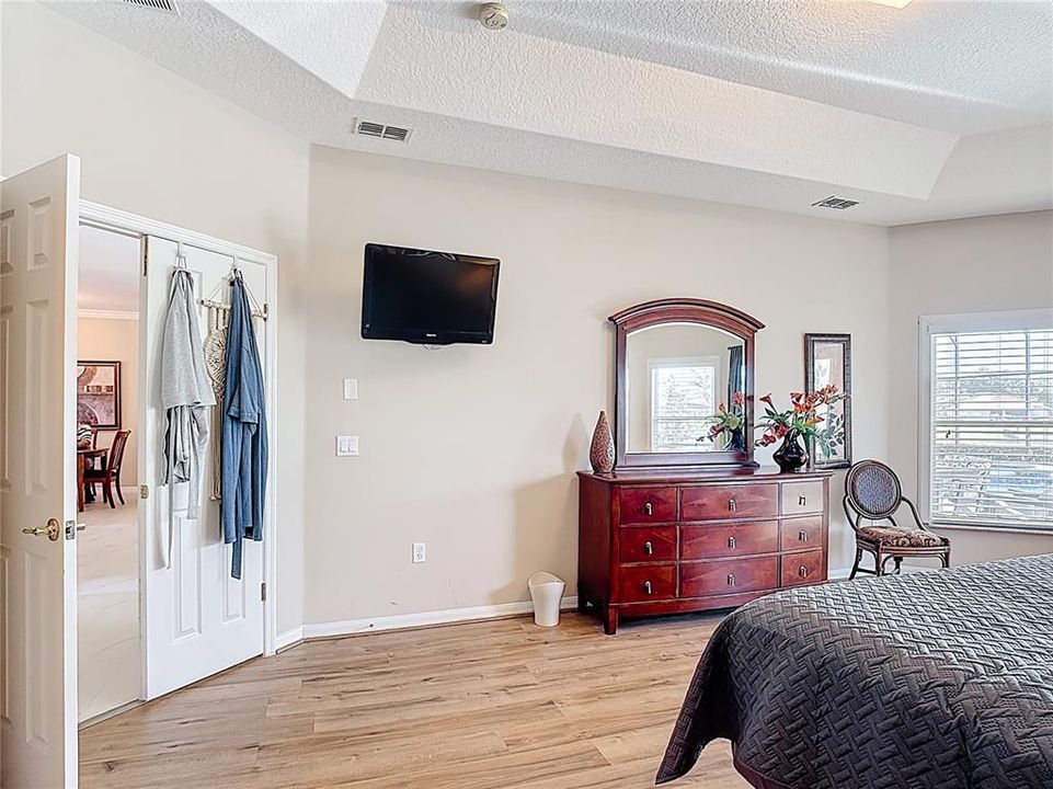 En Venta: $647,000 (4 camas, 3 baños, 2724 Pies cuadrados)