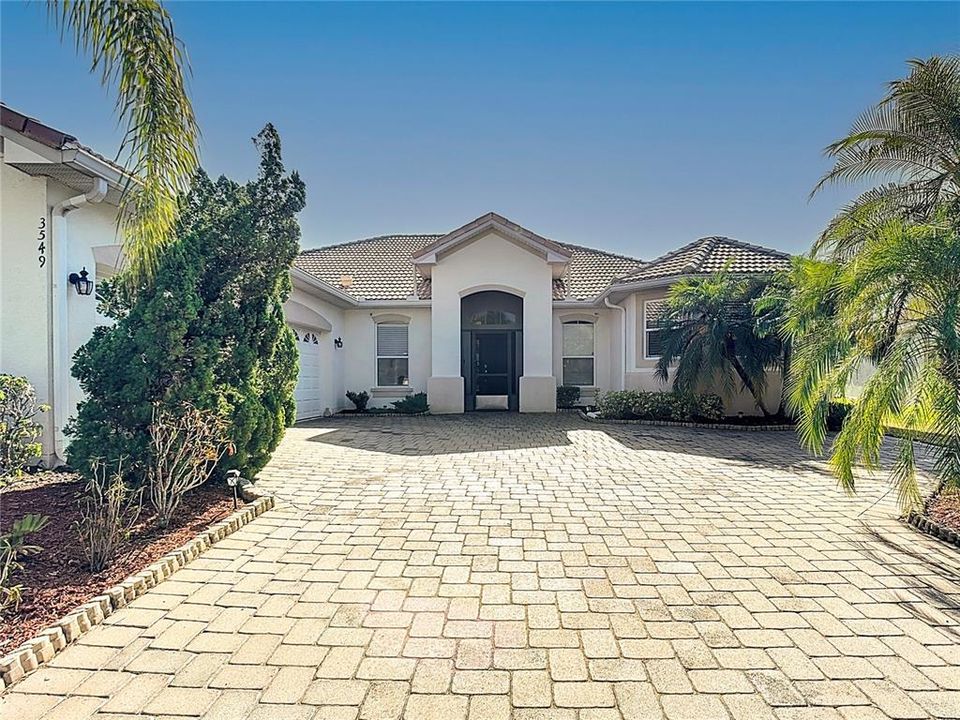 En Venta: $647,000 (4 camas, 3 baños, 2724 Pies cuadrados)