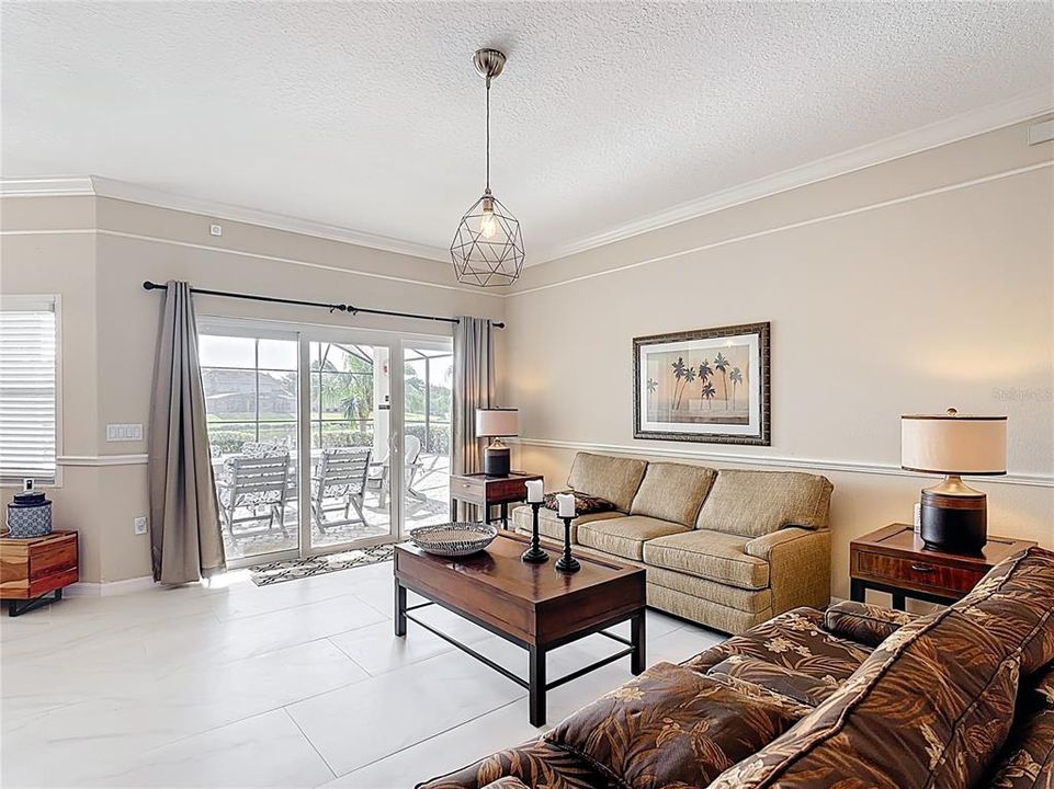 En Venta: $647,000 (4 camas, 3 baños, 2724 Pies cuadrados)