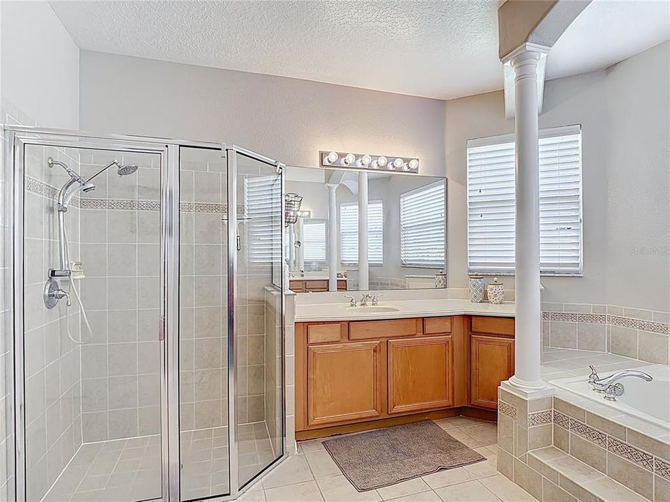 En Venta: $647,000 (4 camas, 3 baños, 2724 Pies cuadrados)