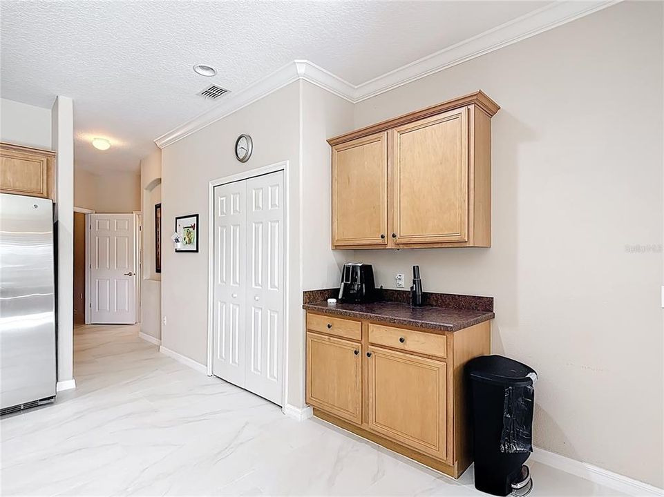 En Venta: $647,000 (4 camas, 3 baños, 2724 Pies cuadrados)