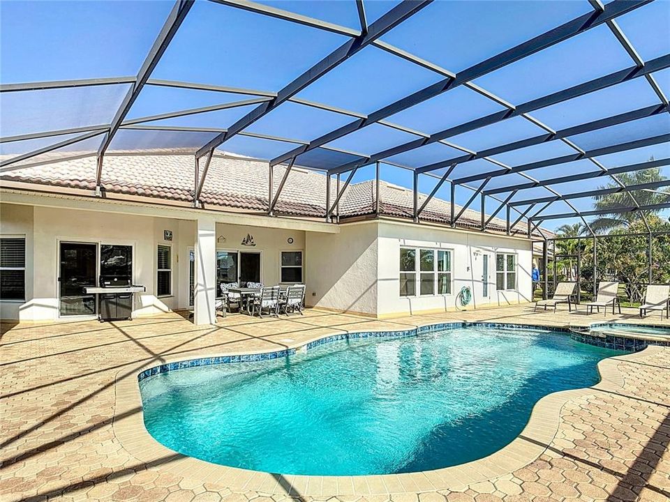 En Venta: $647,000 (4 camas, 3 baños, 2724 Pies cuadrados)