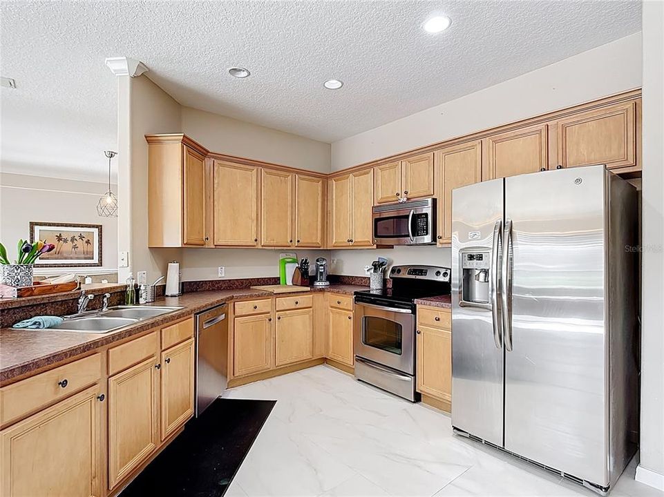 En Venta: $647,000 (4 camas, 3 baños, 2724 Pies cuadrados)