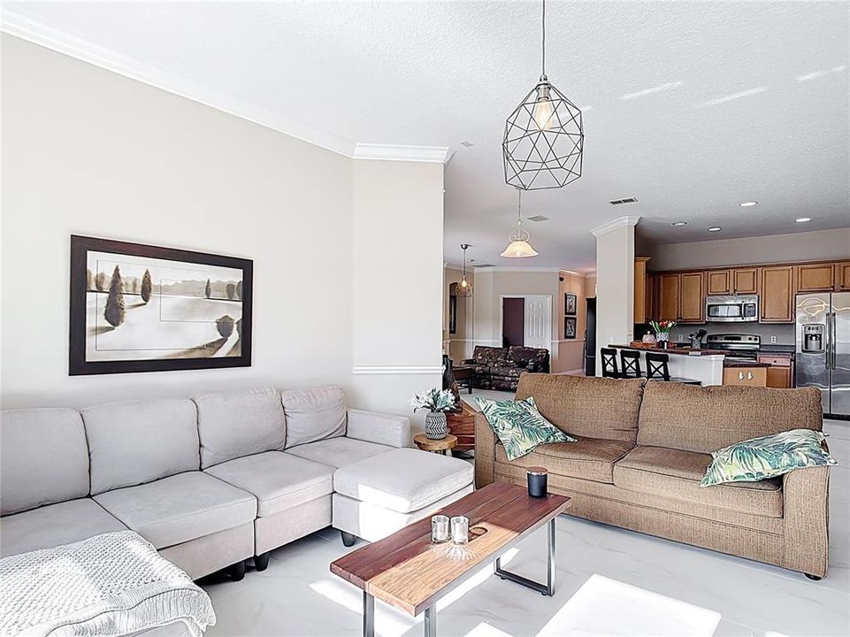 En Venta: $647,000 (4 camas, 3 baños, 2724 Pies cuadrados)