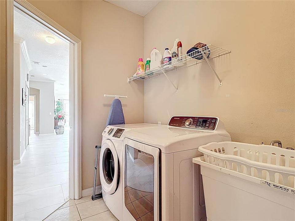 En Venta: $647,000 (4 camas, 3 baños, 2724 Pies cuadrados)