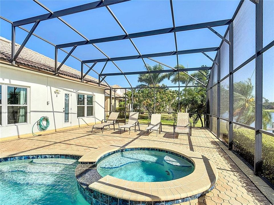 En Venta: $647,000 (4 camas, 3 baños, 2724 Pies cuadrados)