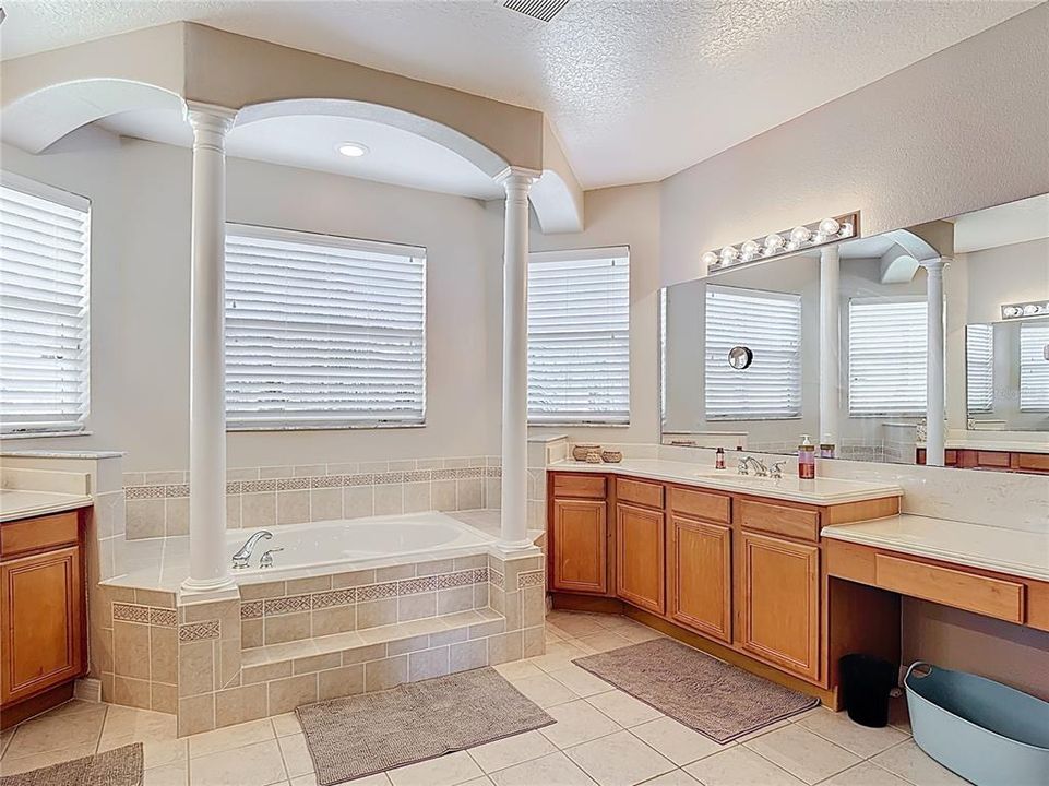 En Venta: $647,000 (4 camas, 3 baños, 2724 Pies cuadrados)