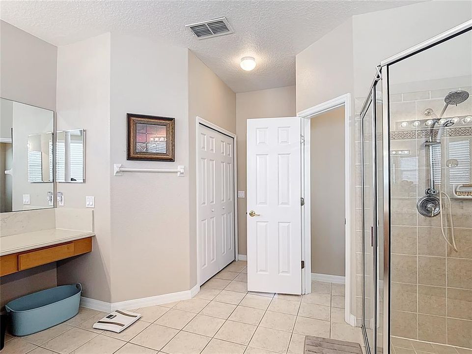 En Venta: $647,000 (4 camas, 3 baños, 2724 Pies cuadrados)