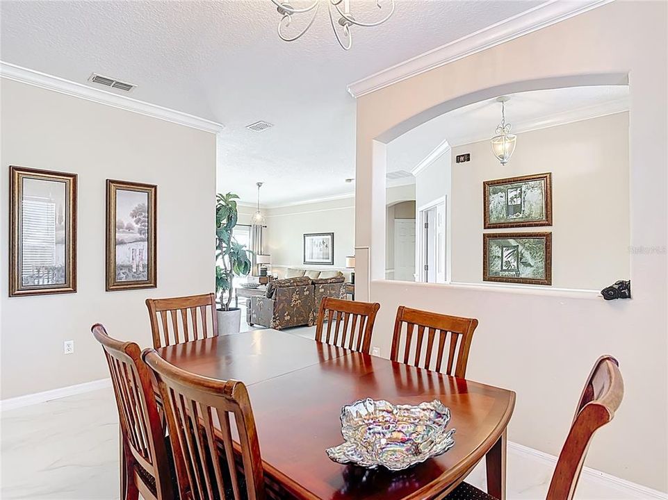 En Venta: $647,000 (4 camas, 3 baños, 2724 Pies cuadrados)