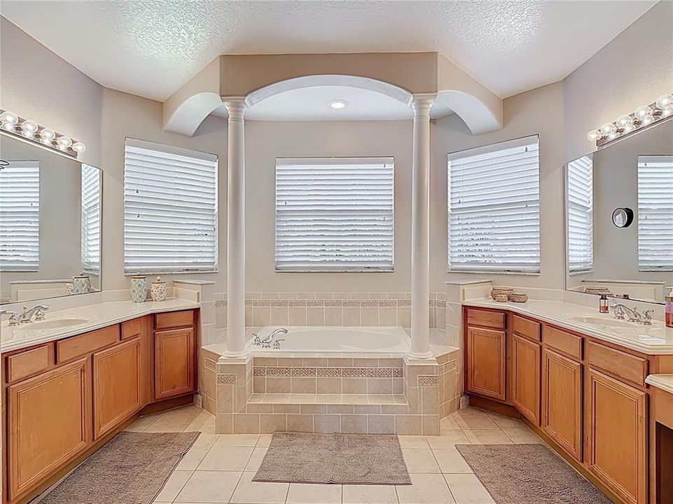 En Venta: $647,000 (4 camas, 3 baños, 2724 Pies cuadrados)