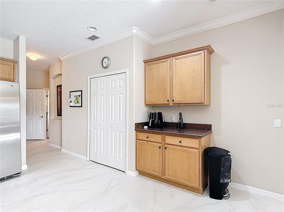 En Venta: $647,000 (4 camas, 3 baños, 2724 Pies cuadrados)