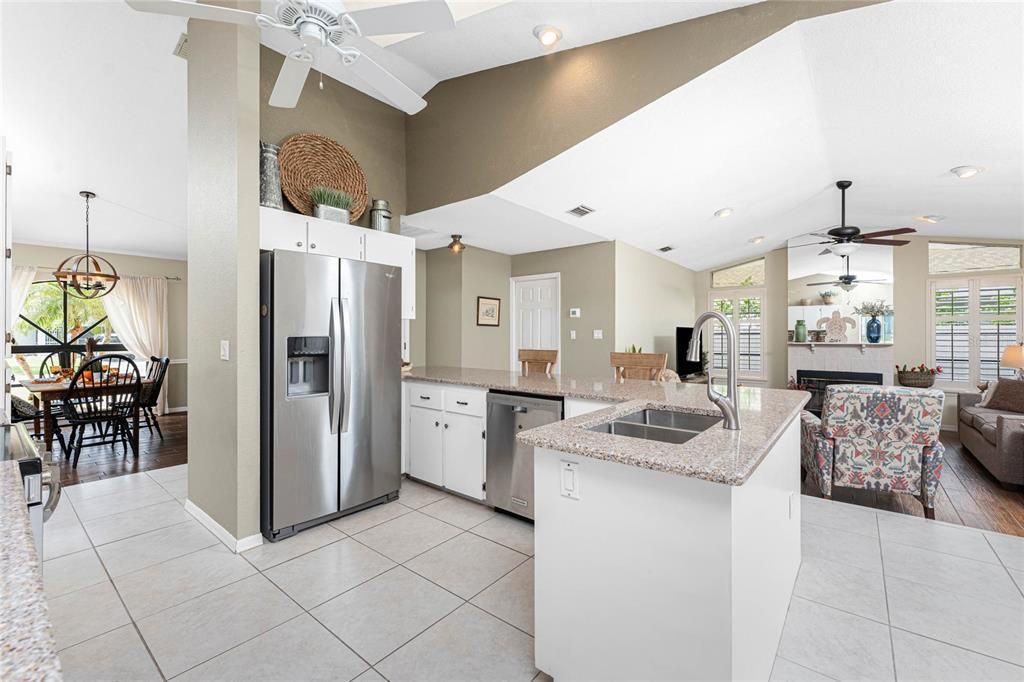 На продажу: $389,500 (3 спален, 2 ванн, 2037 Квадратных фут)