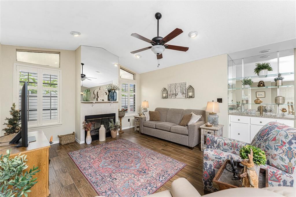 На продажу: $389,500 (3 спален, 2 ванн, 2037 Квадратных фут)