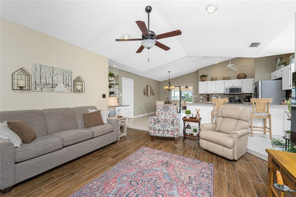 На продажу: $389,500 (3 спален, 2 ванн, 2037 Квадратных фут)