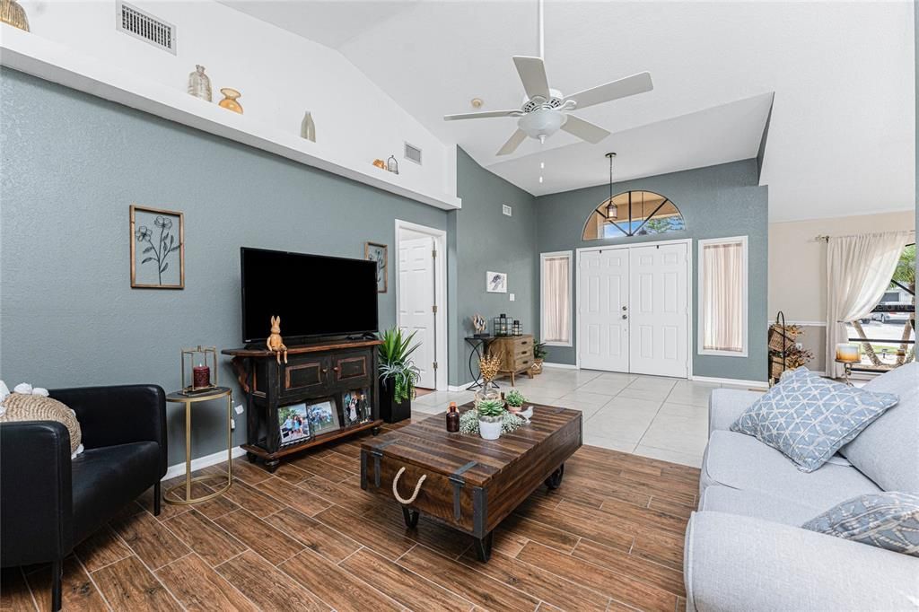 На продажу: $389,500 (3 спален, 2 ванн, 2037 Квадратных фут)