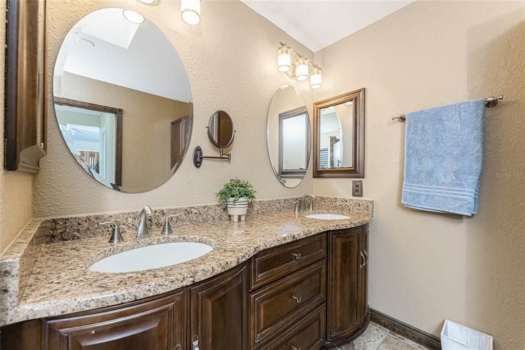 На продажу: $389,500 (3 спален, 2 ванн, 2037 Квадратных фут)