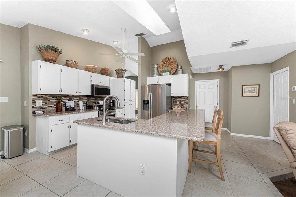 На продажу: $389,500 (3 спален, 2 ванн, 2037 Квадратных фут)