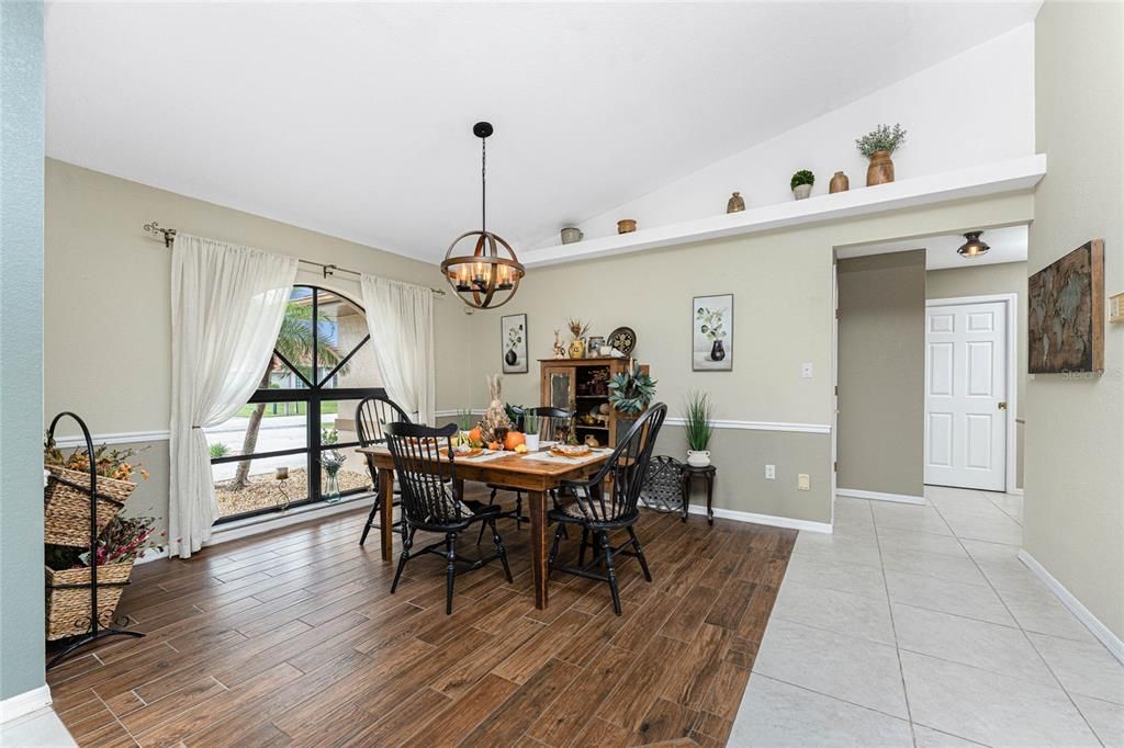 На продажу: $389,500 (3 спален, 2 ванн, 2037 Квадратных фут)