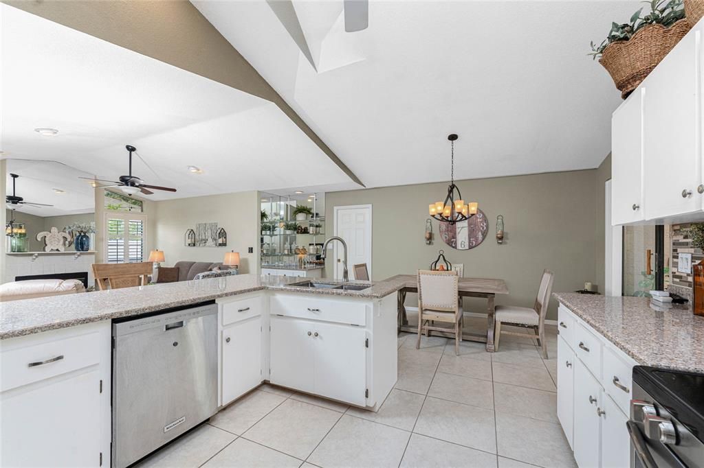 На продажу: $389,500 (3 спален, 2 ванн, 2037 Квадратных фут)