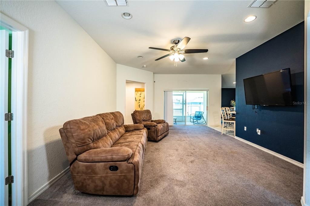 合同活跃: $314,500 (4 贝兹, 2 浴室, 1847 平方英尺)