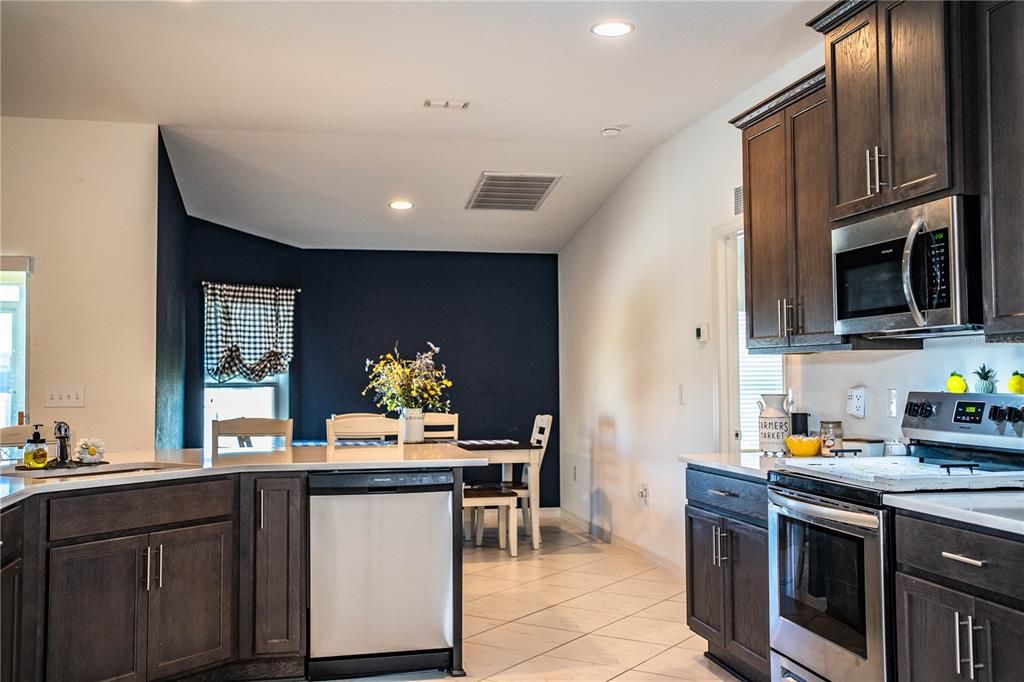 合同活跃: $314,500 (4 贝兹, 2 浴室, 1847 平方英尺)