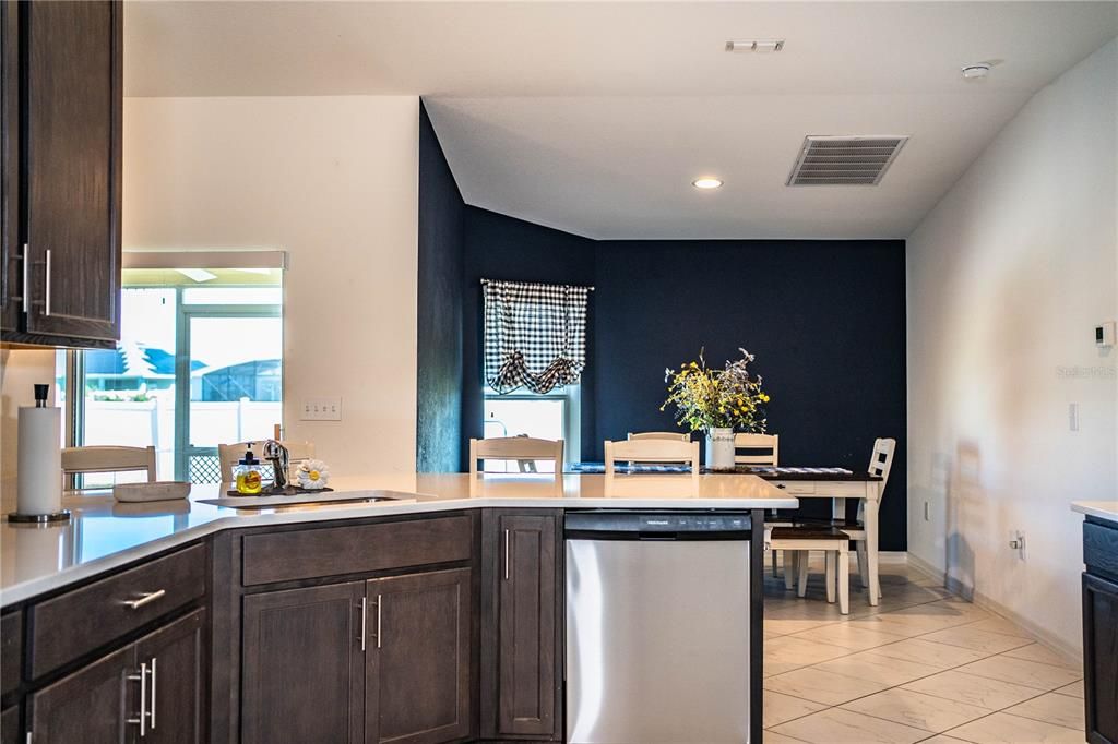 合同活跃: $314,500 (4 贝兹, 2 浴室, 1847 平方英尺)