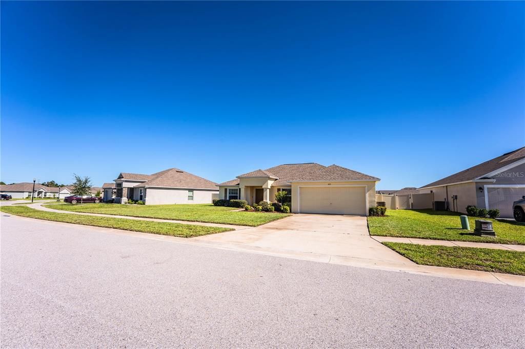 合同活跃: $314,500 (4 贝兹, 2 浴室, 1847 平方英尺)