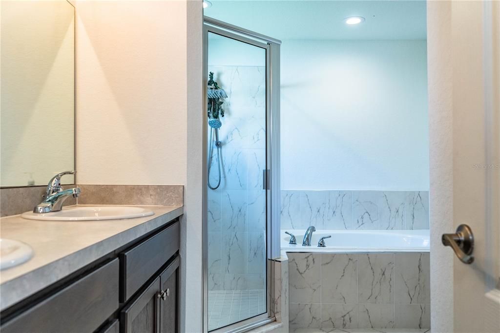 合同活跃: $314,500 (4 贝兹, 2 浴室, 1847 平方英尺)