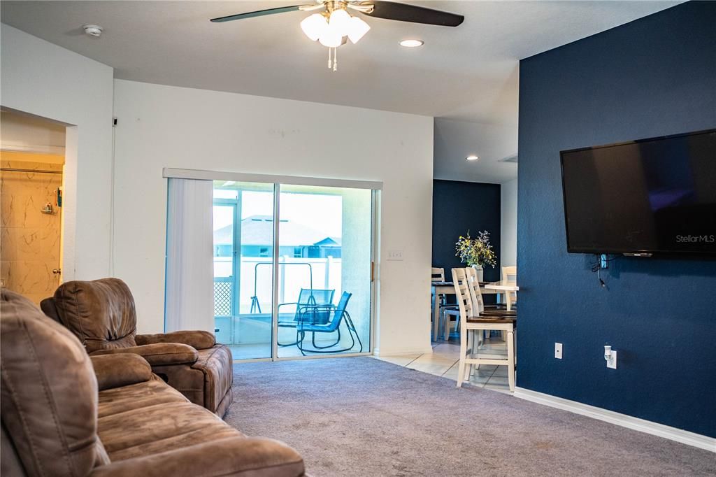 合同活跃: $314,500 (4 贝兹, 2 浴室, 1847 平方英尺)