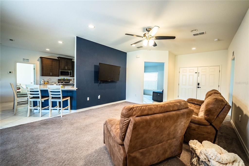 合同活跃: $314,500 (4 贝兹, 2 浴室, 1847 平方英尺)