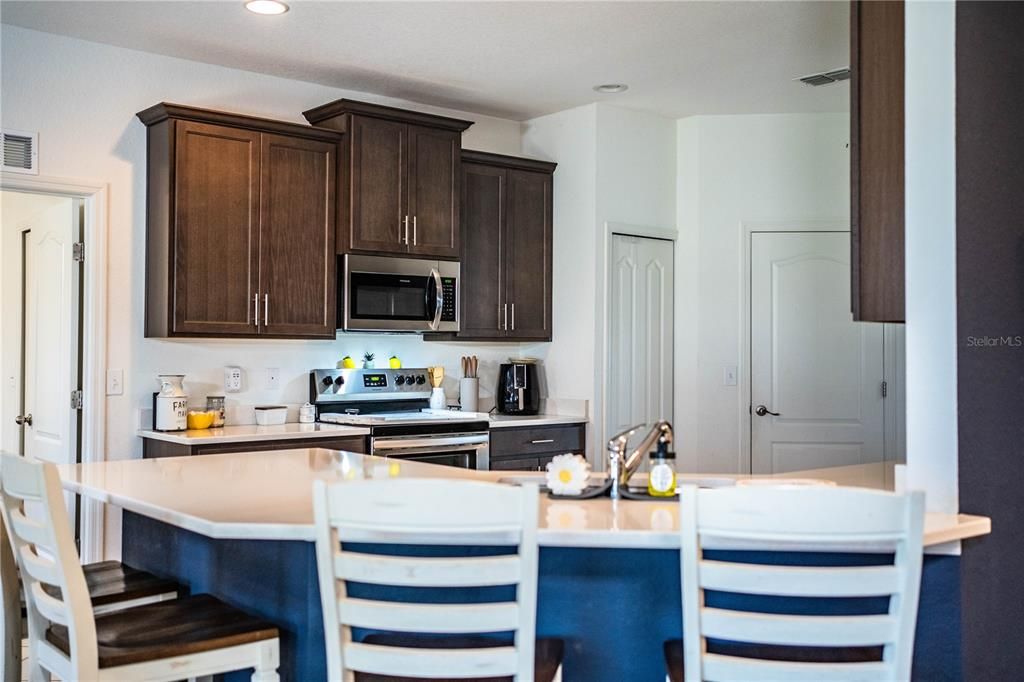 合同活跃: $314,500 (4 贝兹, 2 浴室, 1847 平方英尺)