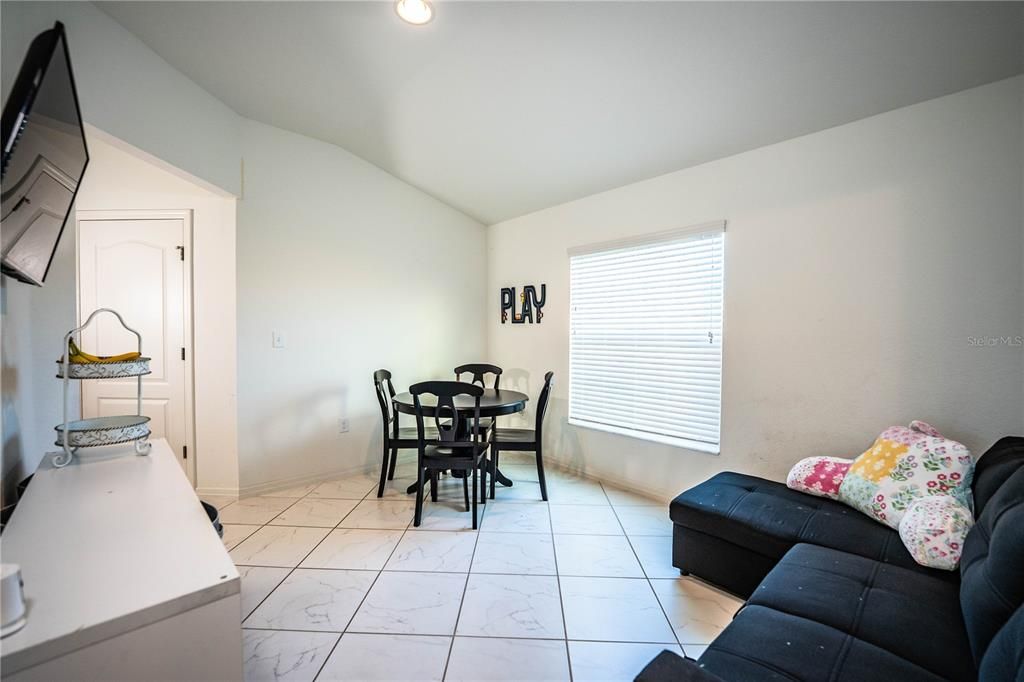 合同活跃: $314,500 (4 贝兹, 2 浴室, 1847 平方英尺)